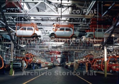 Linea di montaggio della Fiat 128 nello Stabilimento Fiat Rivalta di Torino 1970